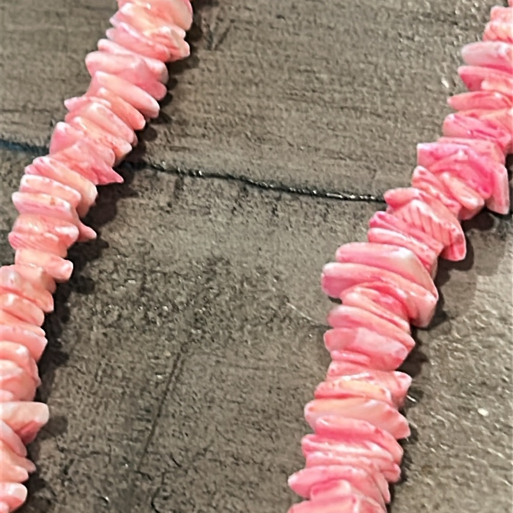 2 Shell Necklaces Different Colors Pink and Purple/Lavender Barrel Close - Picture 5 of 6